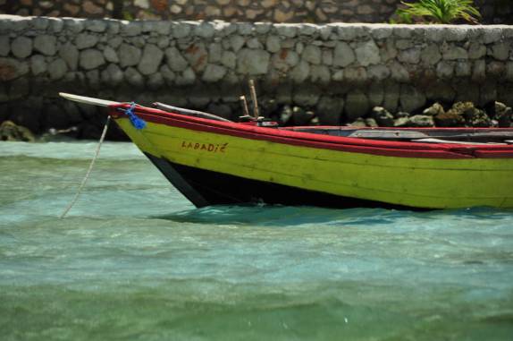 Canoa em Paradise Beach, perto de Labadee, na costa norte do Haiti
